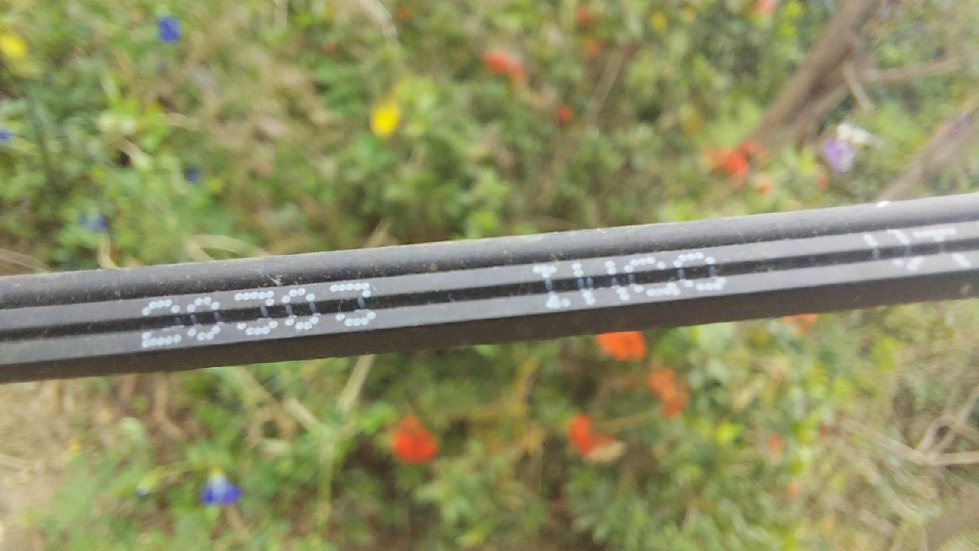 หนุ่มหวิดคอขาด เจอมือดีใช้สายสื่อสารขึงกลางถนนในหมู่บ้าน