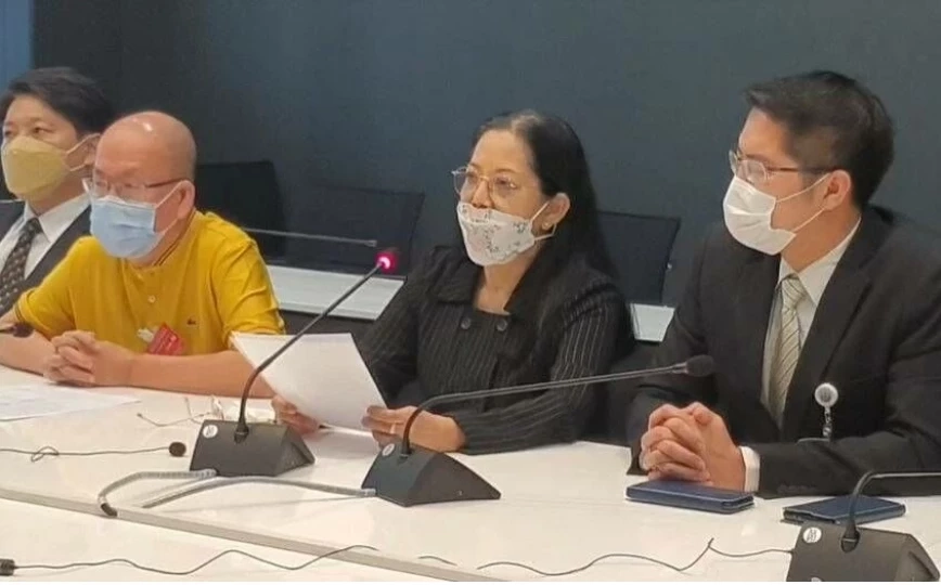 นายอัจฉริยะ - คุณแม่ภนิดา - นายมงคลกิตติ์