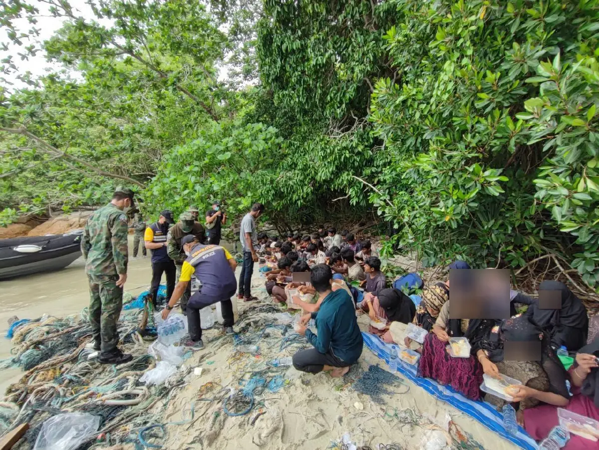 ทัพเรือภาค 3 นำ 59 โรฮิงญา ขึ้นฝั่งสตูลดำเนินคดี หลังถูกปล่อยเกาะลอ-กลอย