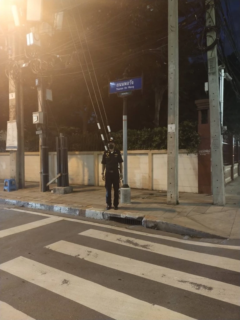 ผอ.เขตจตุจักร สั่งตัดต้นไม้บังทาง-จัดชุดสายตรวจร่วมป้องกันเหตุซ้ำรอย