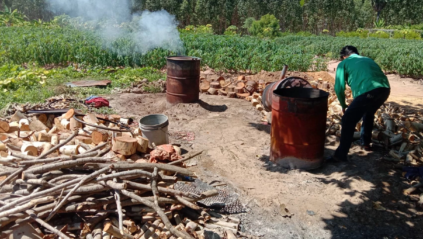 พ่อค้าเผาถ่านขายสู้น้ำมันแพงไม่ไหวปรับราคาขึ้นอีก 5 บาท