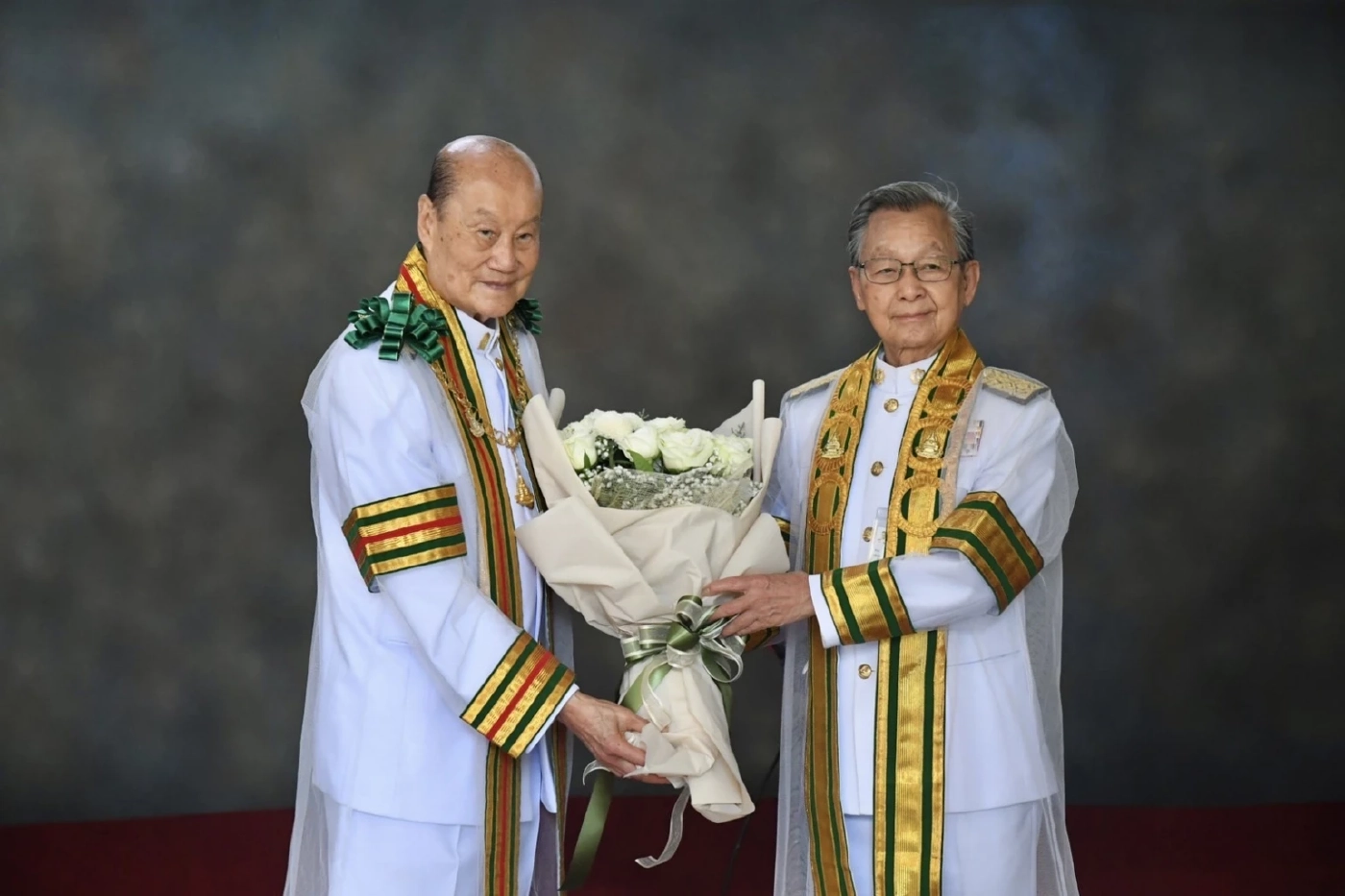 'ในหลวง - พระราชินี' เสด็จฯ พระราชทานปริญญาบัตรแก่บัณฑิต มสธ. วันแรก