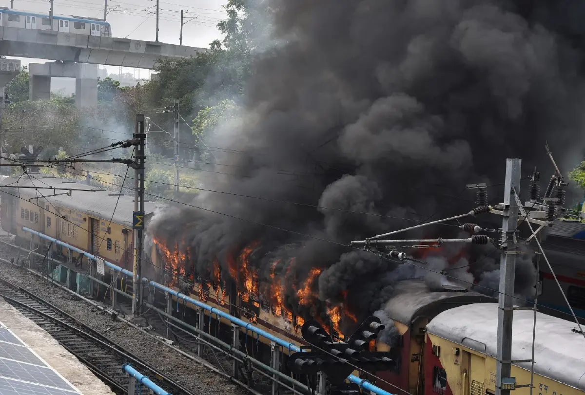 “อินเดีย” จลาจลเดือด เผารถไฟต้านกฎหมายเกณฑ์ทหารใหม่ ดับ 1 ราย
