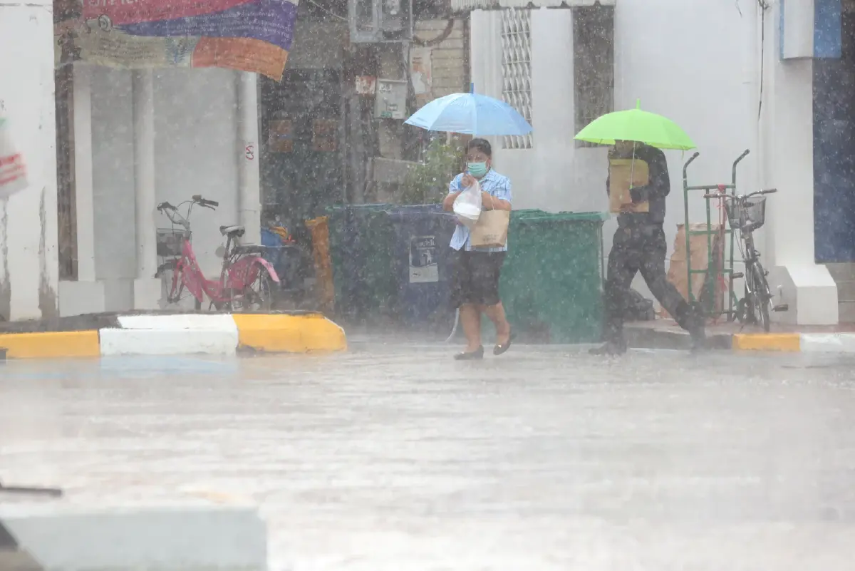 กรมอุตุฯ เตือนมรสุมปกคลุม ส่งผลฝนหนัก 50 จังหวัด กทม.มีฝนร้อยละ 60