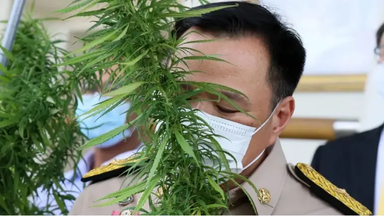 นายอนุทิน ชาญวีรกูล หัวหน้าพรรคภูมิใจไทย
