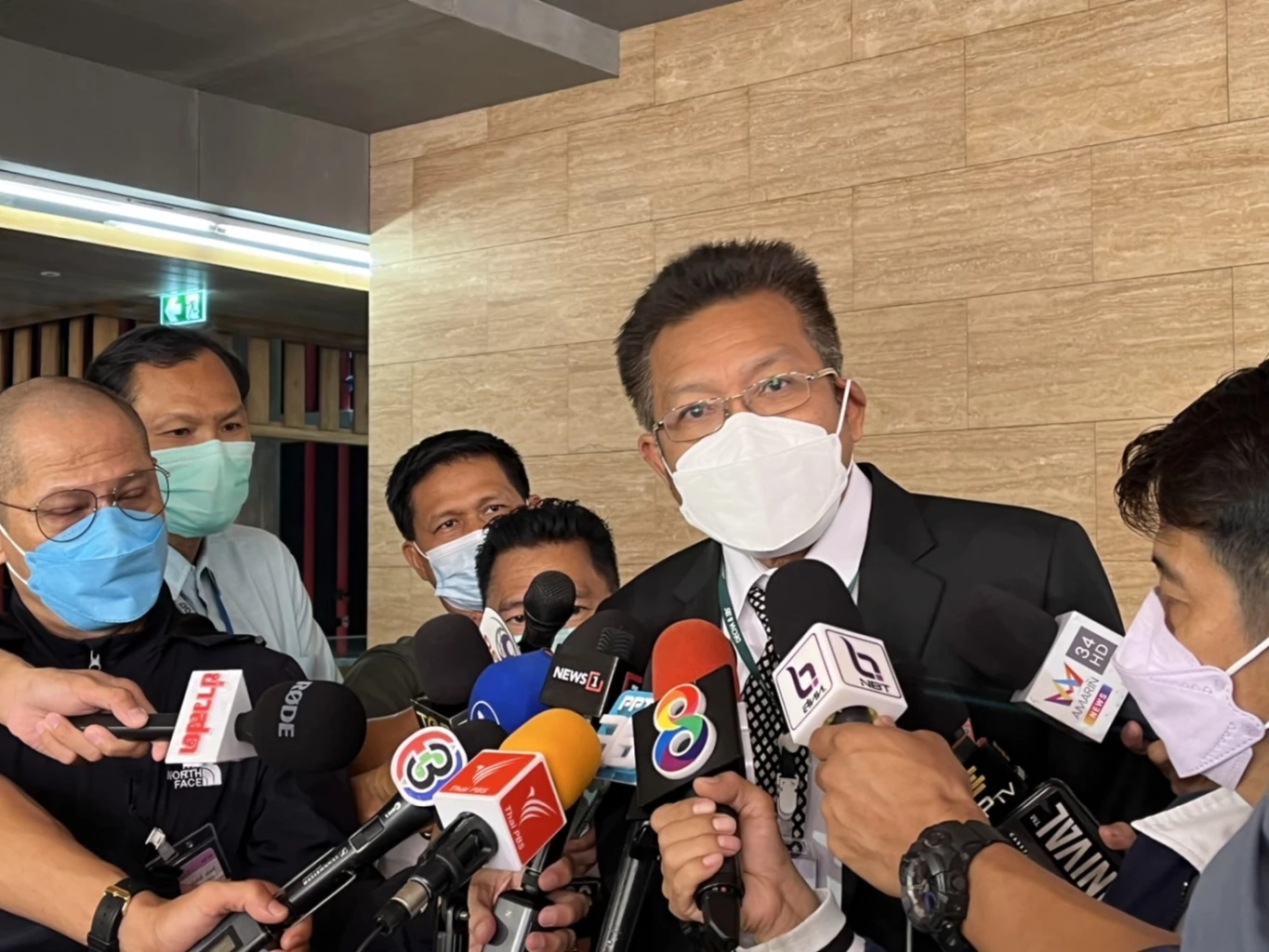 ทนายเดชา กิตติวิทยานันท์ เข้าชี้แจง กมธ. กรณียื่นถอดถอนนายมงคลกิตตฺิ์