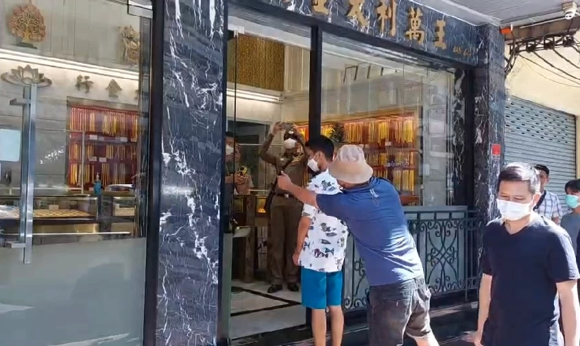 จับแล้วโจรควงปืนบุกเดี่ยวชิงทองกลางกรุง 2 ล้าน สารภาพอ้างขาดทุนคริปโต