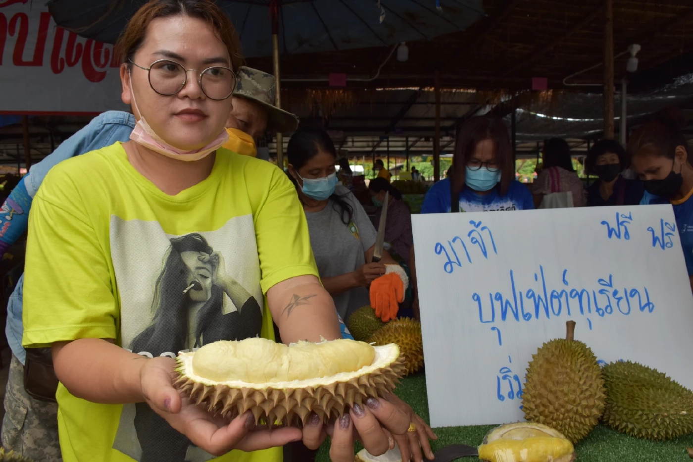 สุดฟิน!!!ชาวสวนลับแลใจดี แจกทุเรียนกินฟรี200กก.