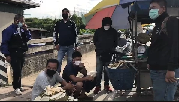 ชาวบ้าน ชี้เบาะแส รวบ ชาวเวียดนาม 3 ราย เร่ขายทุเรียนด้อยคุณภาพ โกงตาชั่ง