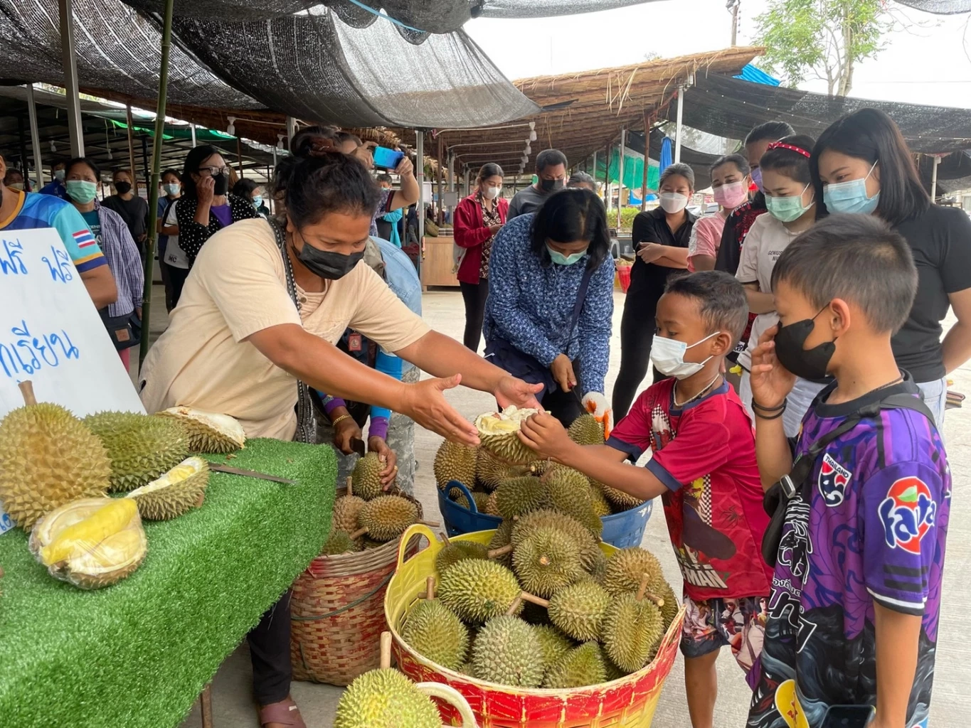 สุดฟิน!!!ชาวสวนลับแลใจดี แจกทุเรียนกินฟรี200กก.