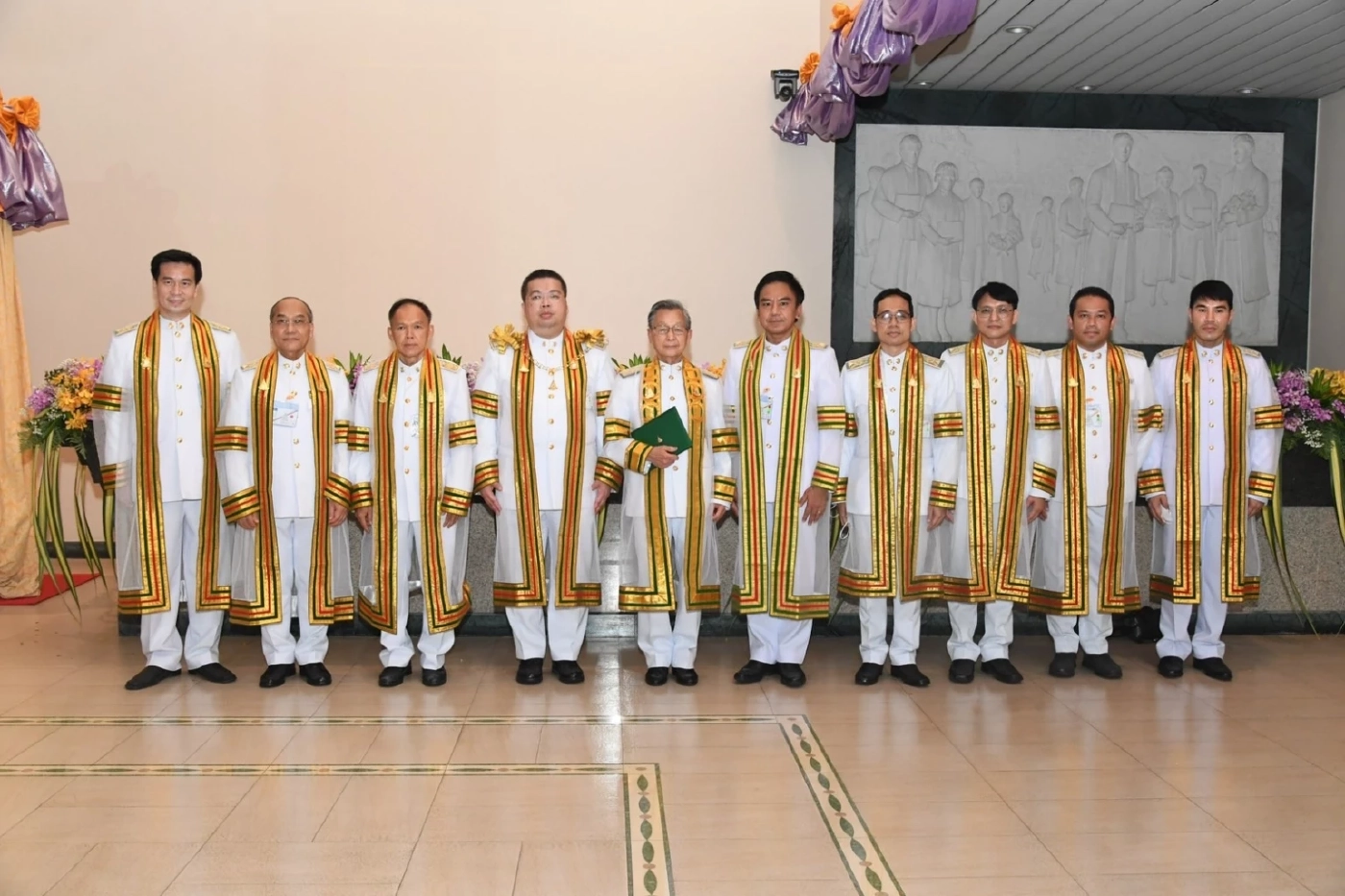 'ในหลวง - พระราชินี' เสด็จฯ พระราชทานปริญญาบัตรแก่บัณฑิต มสธ. วันแรก