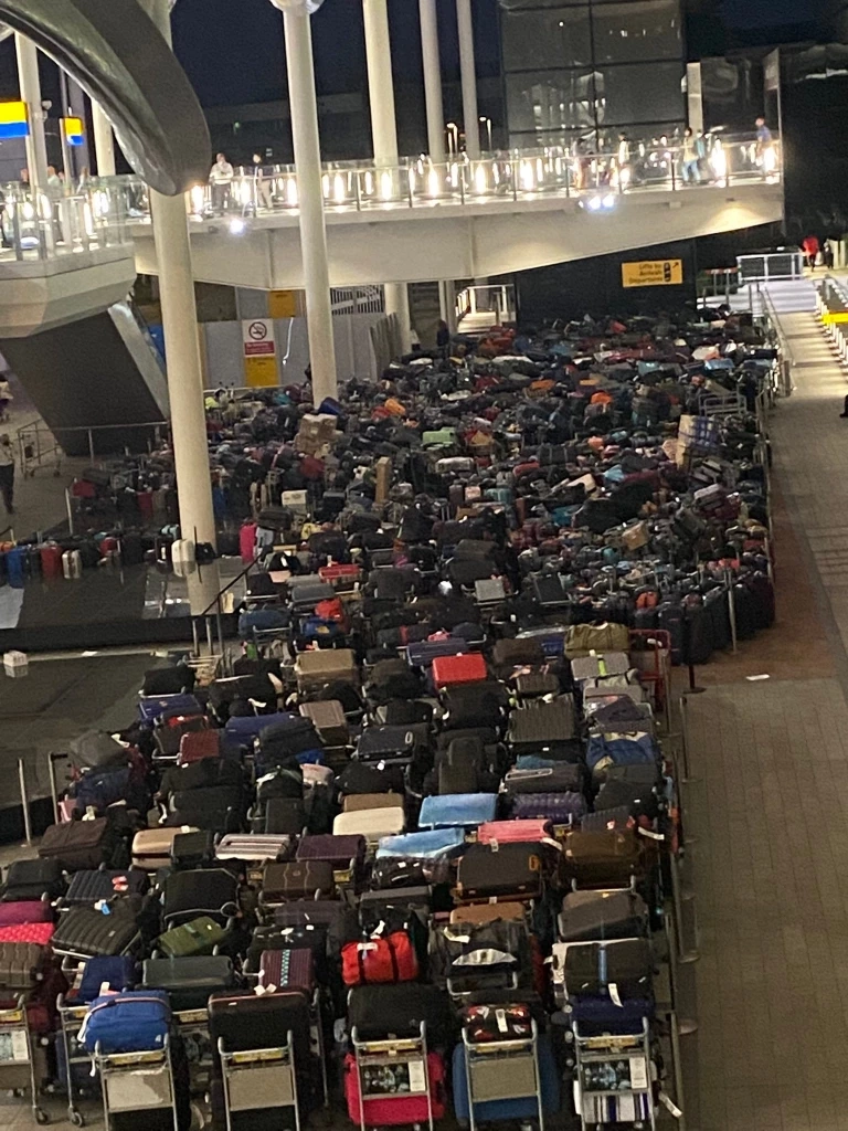 โดนสวดยับ!! กระเป๋าเดินทางกองเต็มสนามบินฮีทโธรว์ คนต่อคิวเช็กอินเพียบ