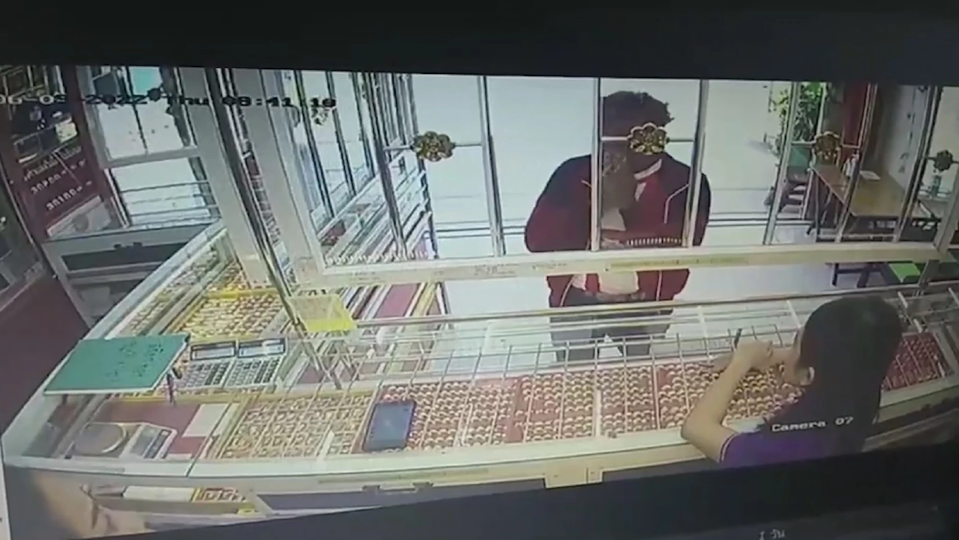 รวบโจร "ยกมือไหว้" ก่อนชิงทอง 1 บาท อ้างปล้นเพื่อชาติ