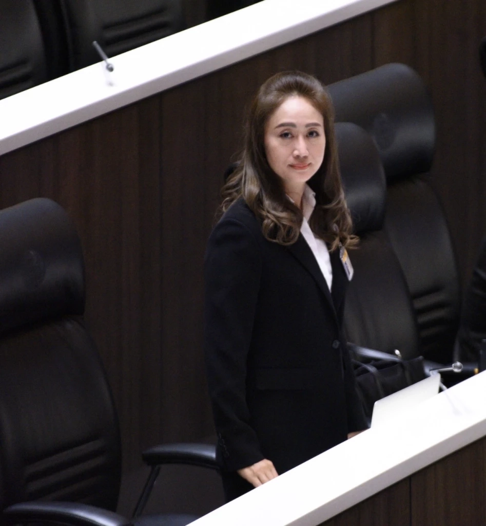 น.ส.นภาพร เพ็ชร์จินดา ส.ส.บัญชีรายชื่อ พรรคเสรีรวมไทย