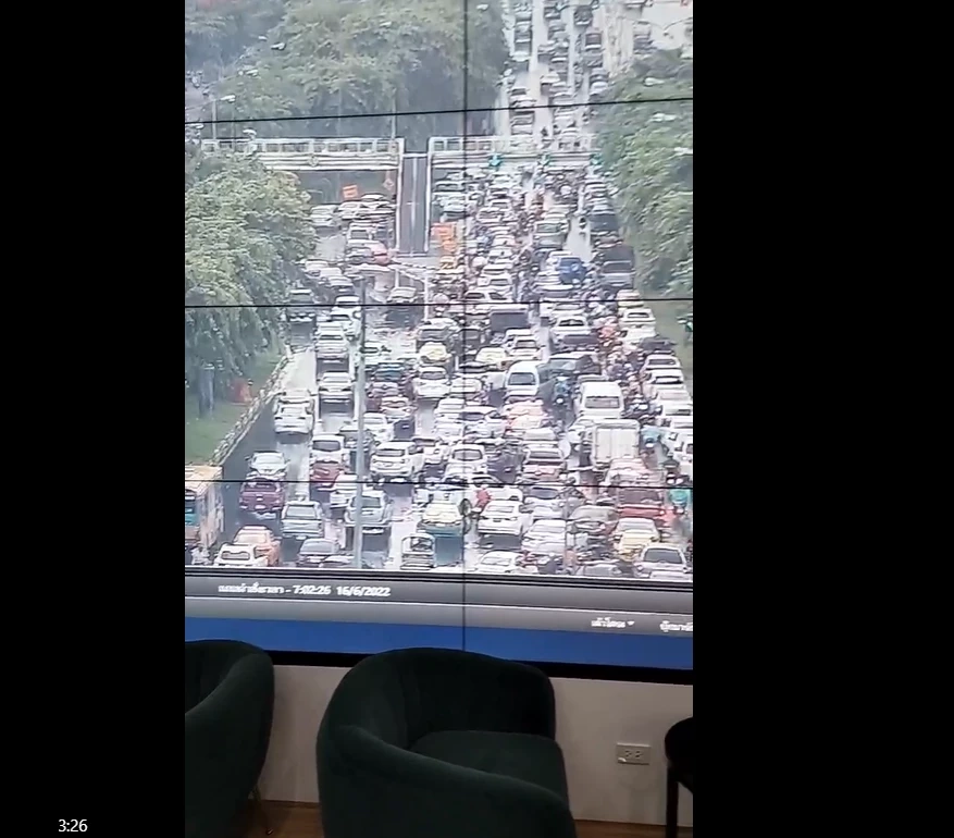 เซอร์ไพรส์!! “ชัชชาติ” โผล่ศูนย์ระบบเทคโนโลยีจราจร หลังฝนตกรถติดแต่เช้า