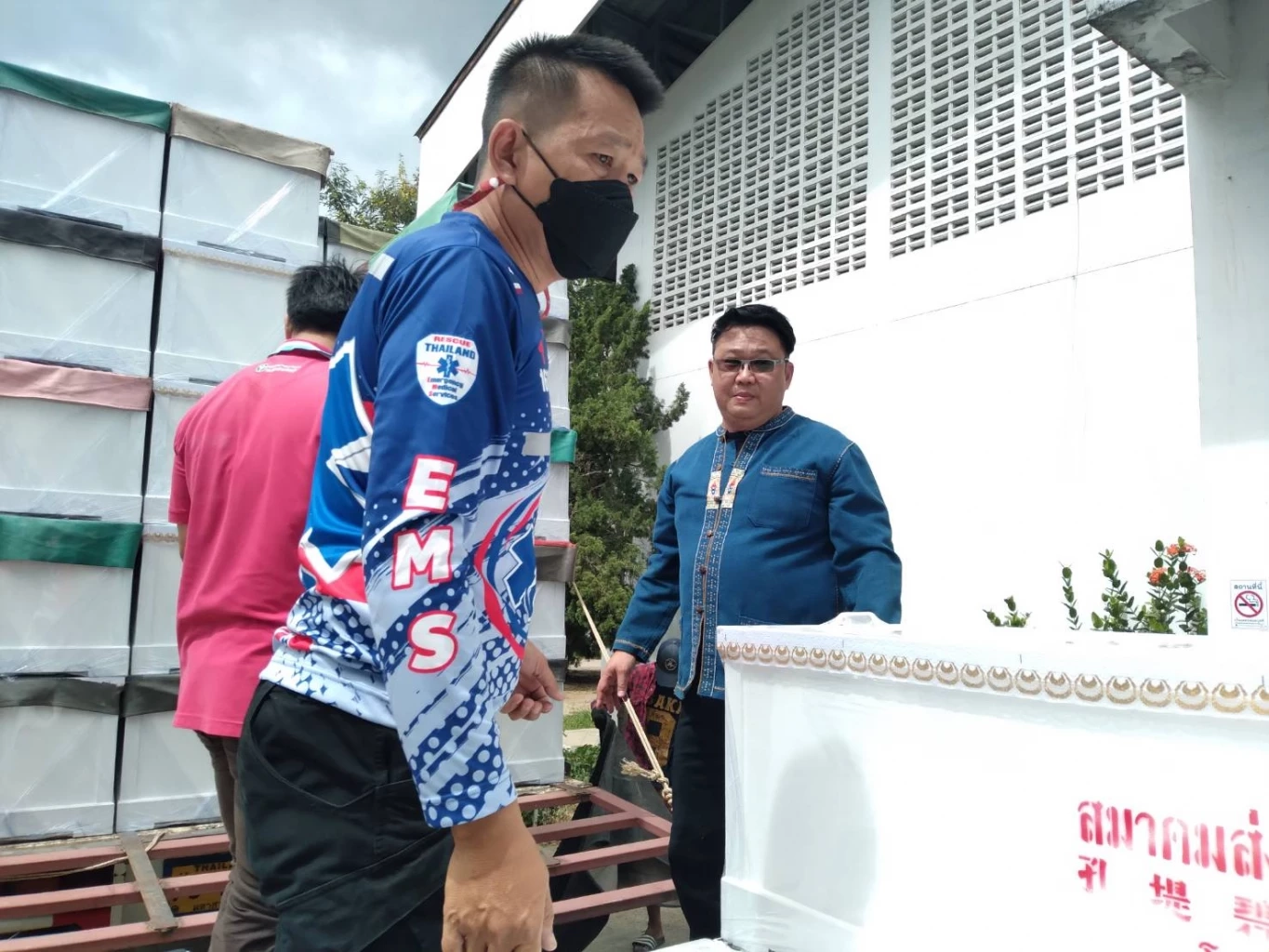 รพ.จอมทองอ่วม โควิดระบาด ชาวบ้านเสียชีวิตเยอะทำโลงศพในสต๊อกขาดแคลน