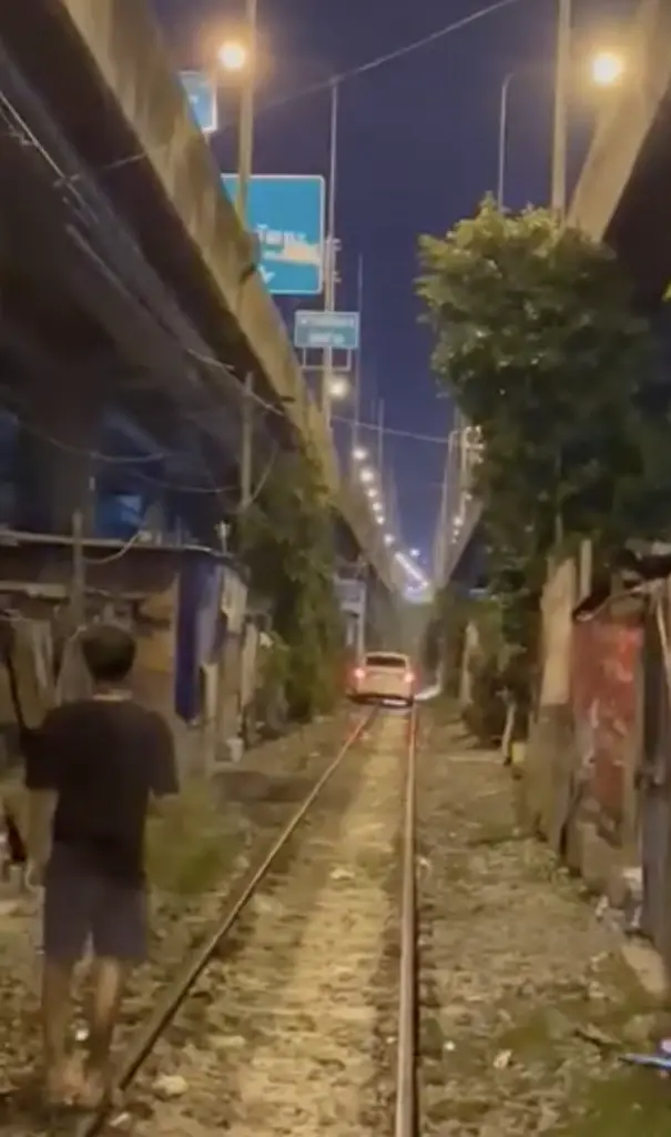 สุดมึน ! ชาวเน็ตแชร์คลิป เก๋งขาวขับลุยบนรางรถไฟ กลางดึกสุดหวาดเสียว