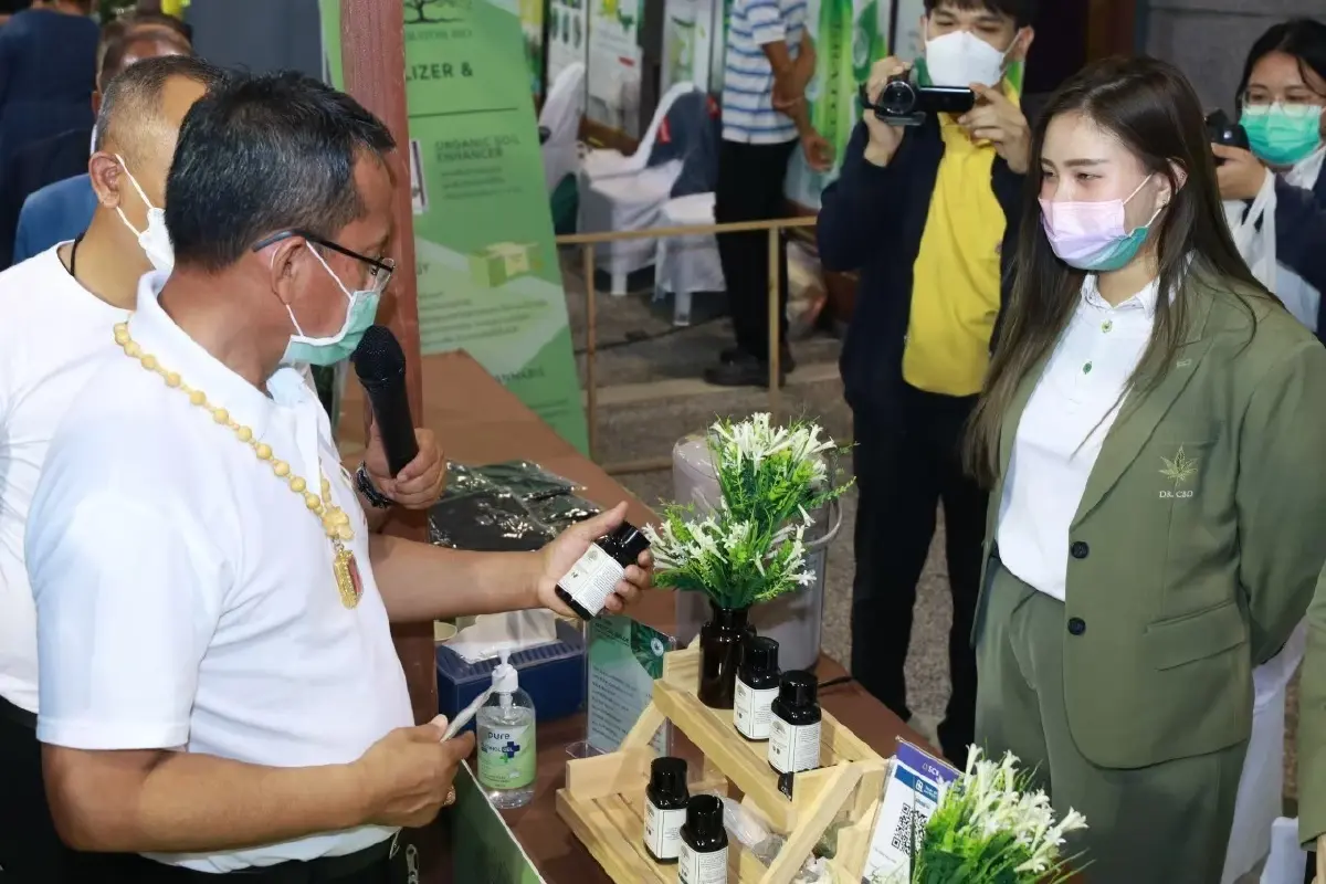 รมว.ยุติธรรม ขอบคุณชาวบ้าน 4 จังหวัดพื้นที่ภาคใต้ ในงาน “พืชกระท่อมสร้างเศรษฐกิจไทย ใช้อย่างไรให้มีคุณค่าและยั่งยืน”