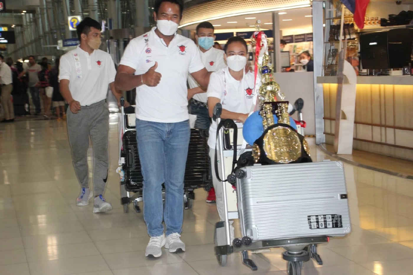 ต้อนรับยิ่งใหญ่! “น้องปุ้ม” แชมป์โลก K-1 กลับถึงไทย