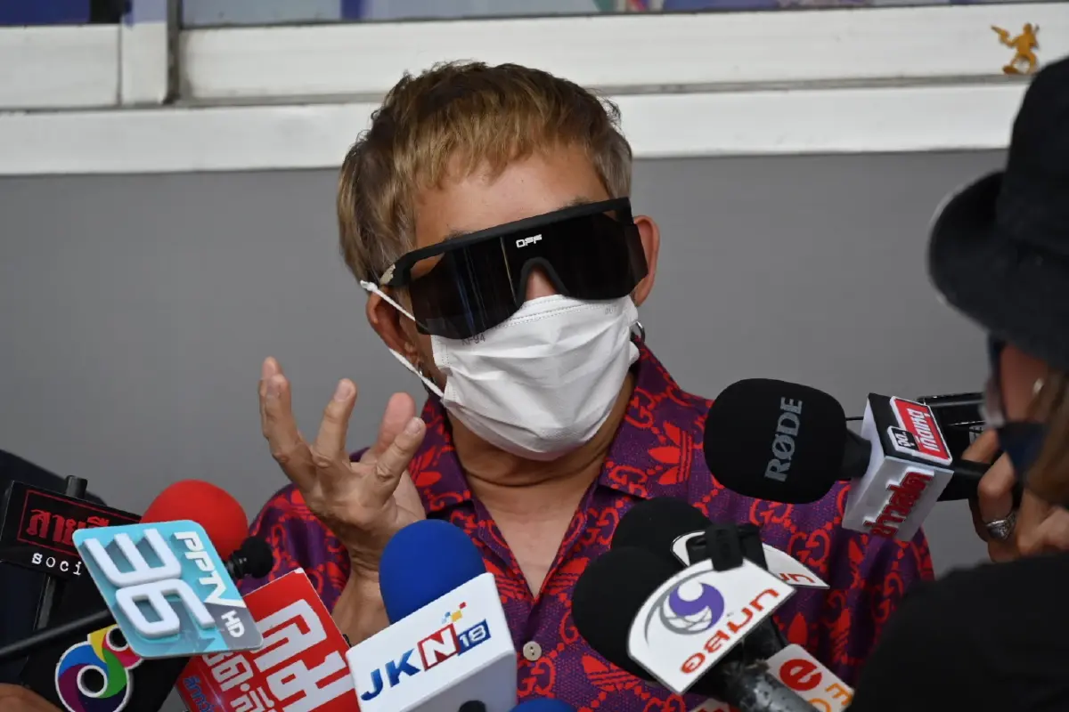 ด่วน “พชร์ อานนท์” รายงานตัว คดีหมิ่นประมาท คู่กรณีเบนซ์หัวร้อน