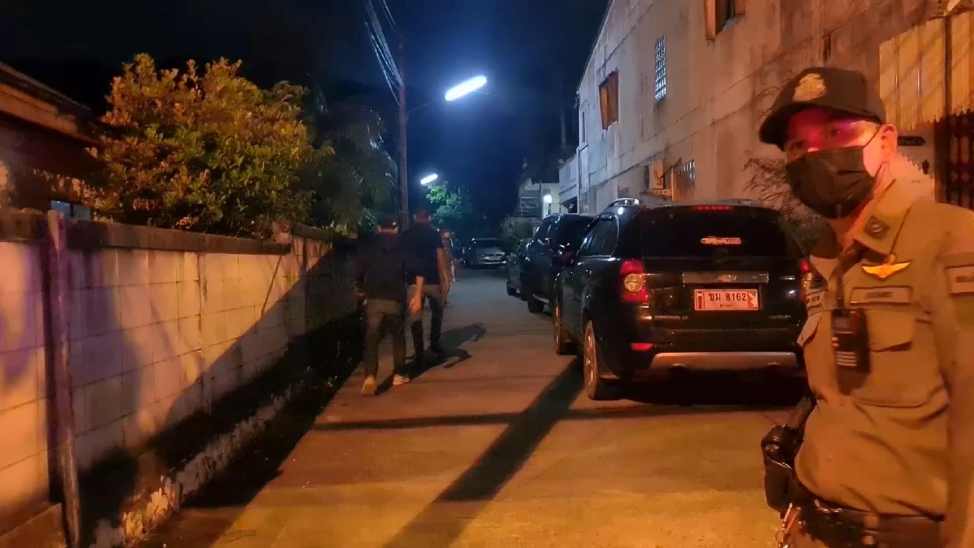 เจ้าหน้าที่ตรวจสอบที่เกิดเหตุบ้านพักผู้พิพากษา