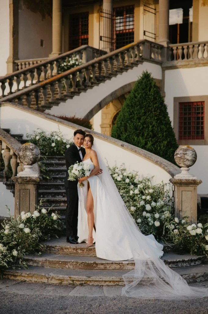 เผยโมเมนต์หวาน ชาริล ชัปปุยส์ จูงมือ เฮเลน่า บุช เข้าพิธีวิวาห์ที่อิตาลี