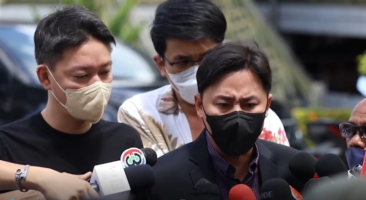 “จิน สามีหนิง” ควง “ทนายตั้ม” รับทราบข้อหาหมิ่น “กระติก”  ยันไม่ได้ทำอะไรผิด