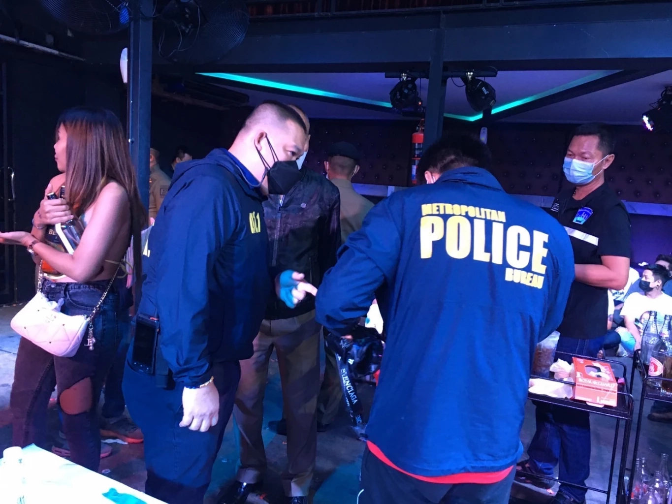 อีกแล้ว จับสถานบันเทิงย่านท่าข้ามเปิดเกินเวลา พบนักเที่ยวมีสารเสพติด 63 คน