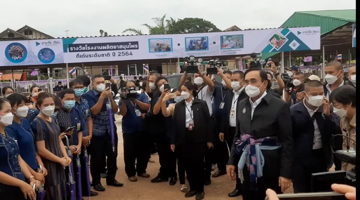 นายกฯ ลงพื้นที่ตรวจราชการ จ.สกลนคร ชาวบ้านต้อนรับอบอุ่น