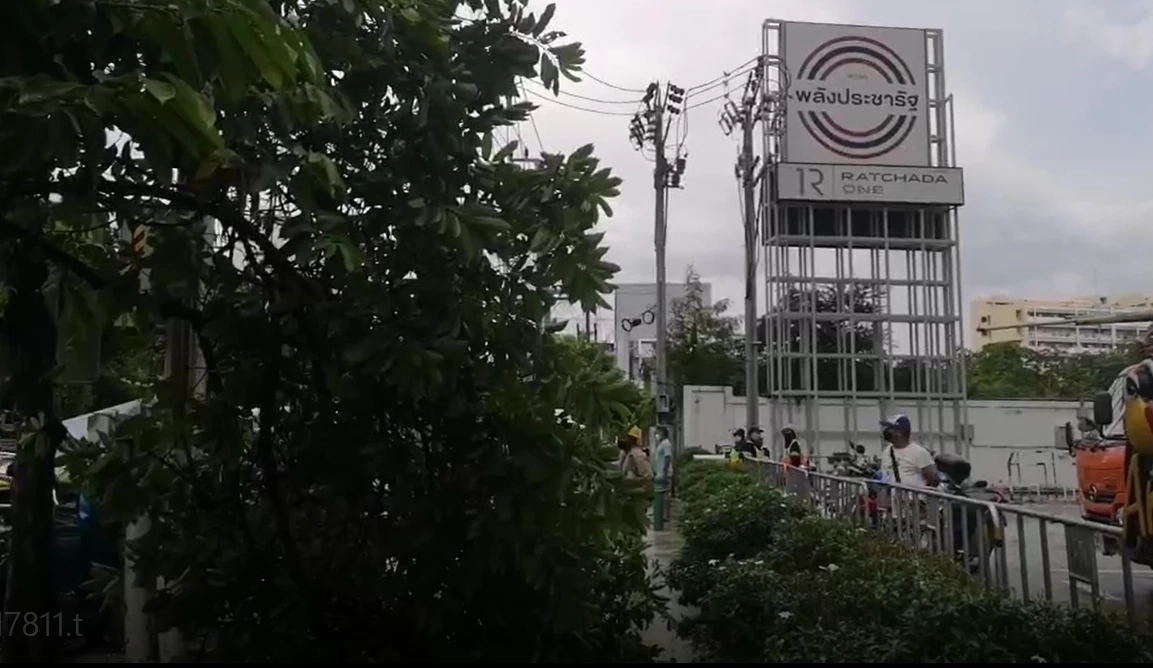 "ชัชชาติ" ลงพื้นที่ รุดตรวจสอบอุบัติเหตุ กระบะชนเสาไฟฟ้า ถ.รัชดา