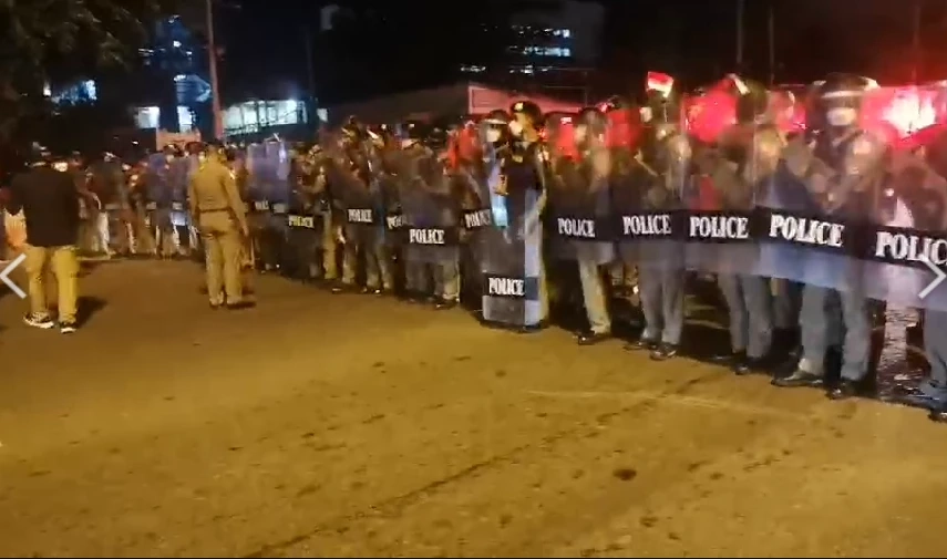 ม็อบทะลุแก๊ซสามเหลี่ยมดินแดงวันที่ 4 สุดจืด เขียนป้ายไล่ "บิ๊กตู่" ไร้ปะทะ