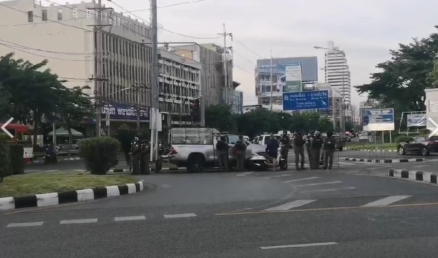 ม็อบทะลุแก๊ซสามเหลี่ยมดินแดงวันที่ 4 สุดจืด เขียนป้ายไล่ "บิ๊กตู่" ไร้ปะทะ