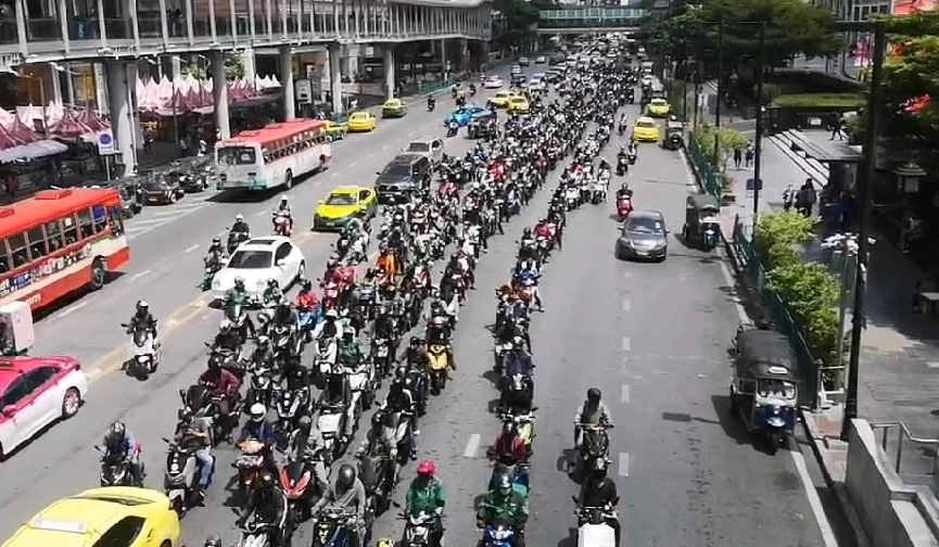 "ม่อน อาชีวะ" นำคาร์ม็อบบุก ก.พลังงาน ทวงคำตอบลดราคาน้ำมัน