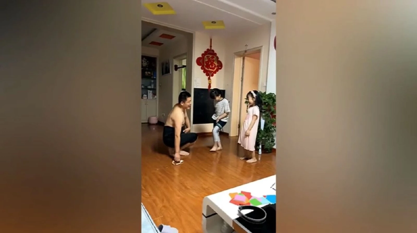 เอ็นดู พ่อจีนสอนลูกสาวนุ่งกระโปรงยังไงไม่ให้โป๊ (คลิป)