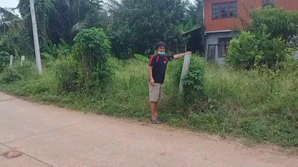 หนุ่มหวิดคอขาด เจอมือดีใช้สายสื่อสารขึงกลางถนนในหมู่บ้าน