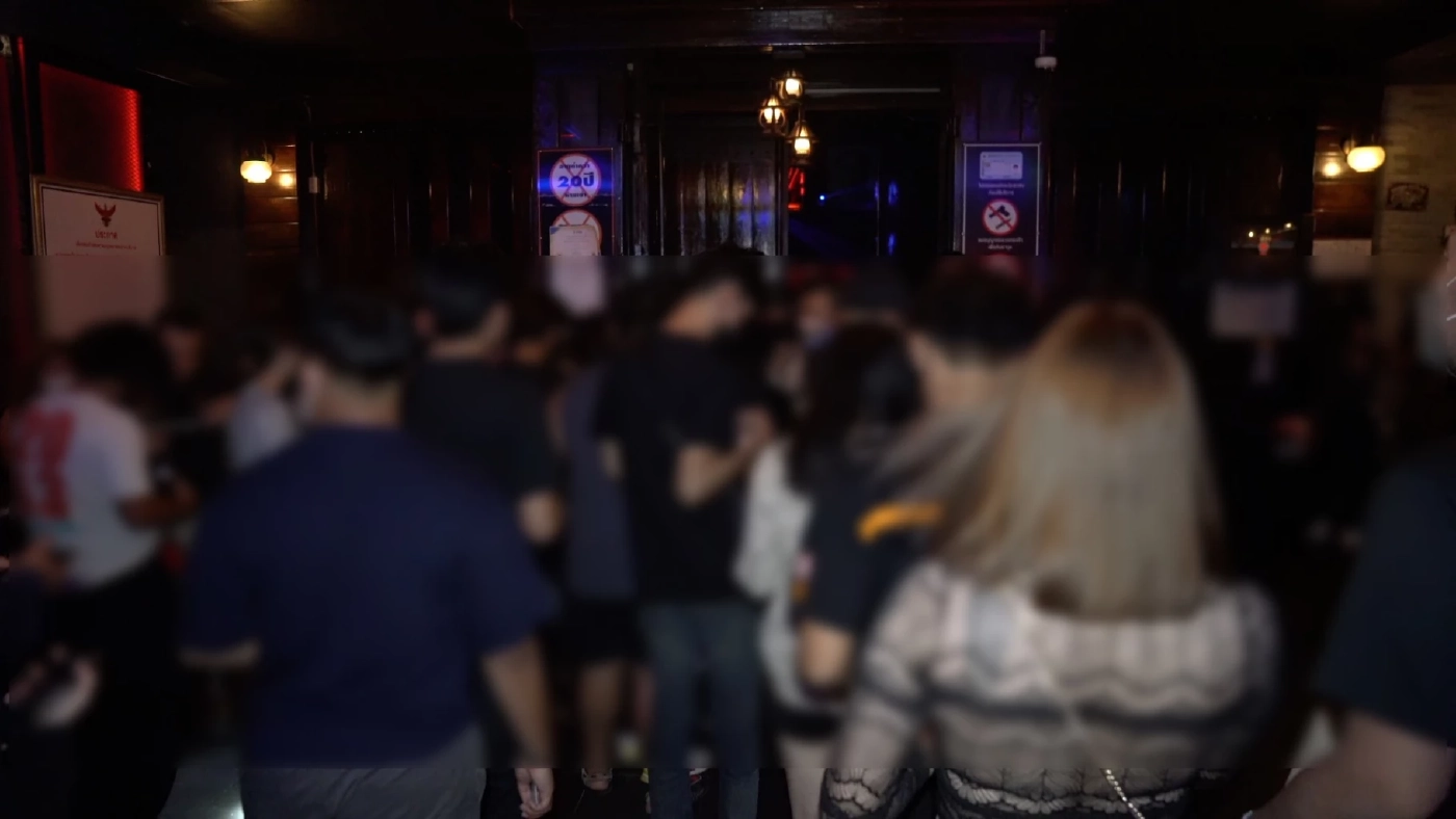 ขอนแก่นคึกคัก! เปิดสถานบริการวันแรก นทท.ต่อคิวเข้าร้านแน่น