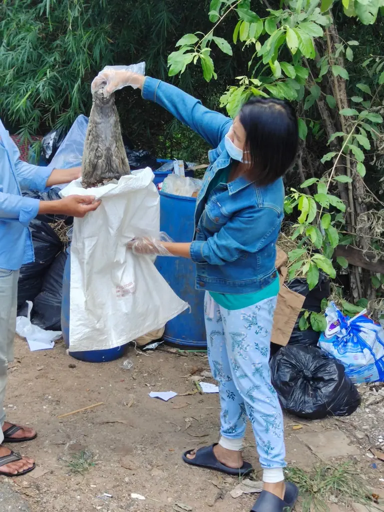 ภาพหัวจระที่หลุดถูกทิ้งในถังขยะที่บางคล้า