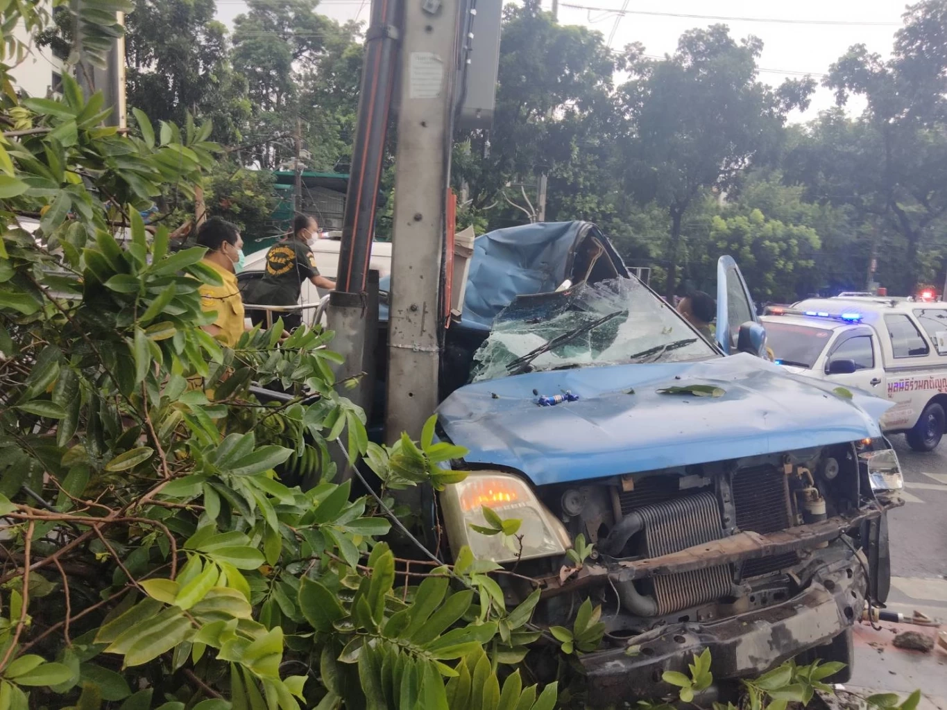 "ชัชชาติ" ลงพื้นที่ รุดตรวจสอบอุบัติเหตุ กระบะชนเสาไฟฟ้า ถ.รัชดา