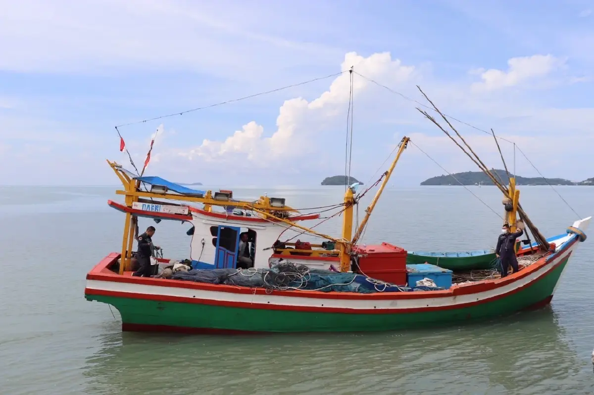 ศรชล. จับ เรือประมงอินโดนีเซีย พร้อมลูกเรือ 11 คน รุกน่านน้ำไทย ลักลอบทำประมง