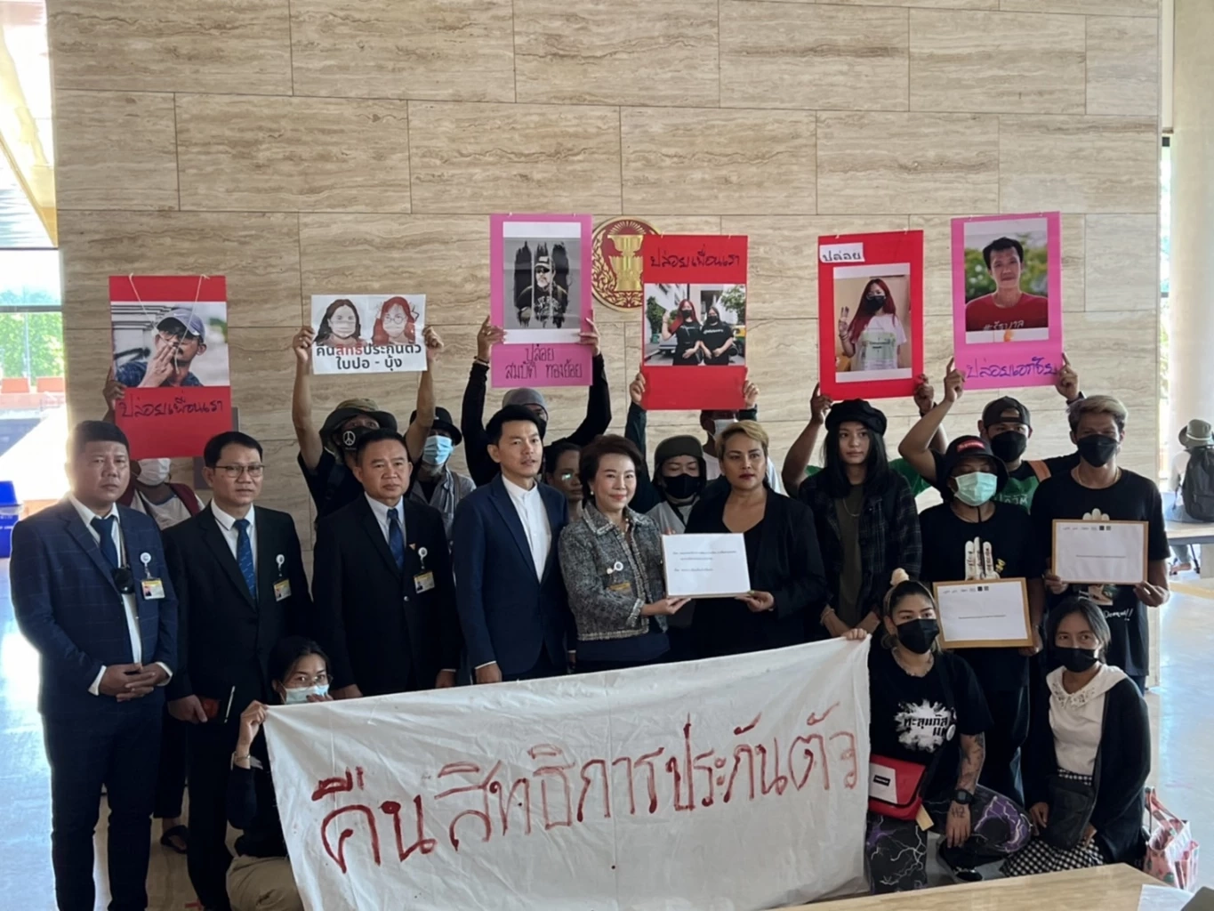 แก๊งสามกีบบุกสภายื่นหนังสือก้าวไกล จี้ขอสิทธิประกันตัว - เยี่ยมผู้ต้องขัง