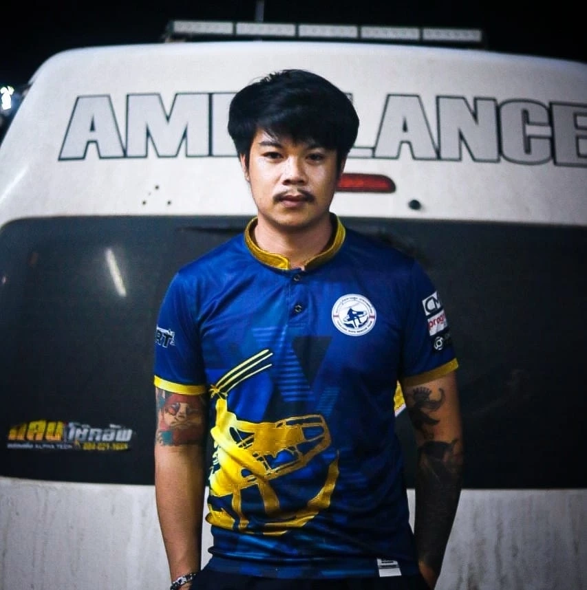 นายจตุรนต์ ดวงรัตน์ ชื่อเล่นน้องฟลุ๊ค เป็นอาสากู้ภัยมูลนิธิสยามรวมใจปู่อินทร์เวียงป่าเป้า