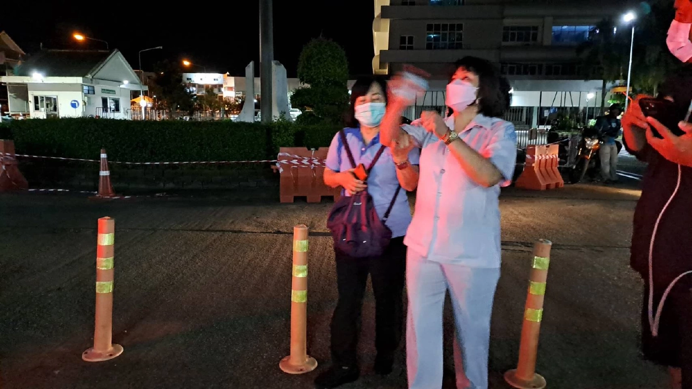 ระทึก คนไข้คลั่งบนรถฉุกเฉิน ทำร้าย 2 พยาบาลสาวต้องหนีตายลงข้างทาง