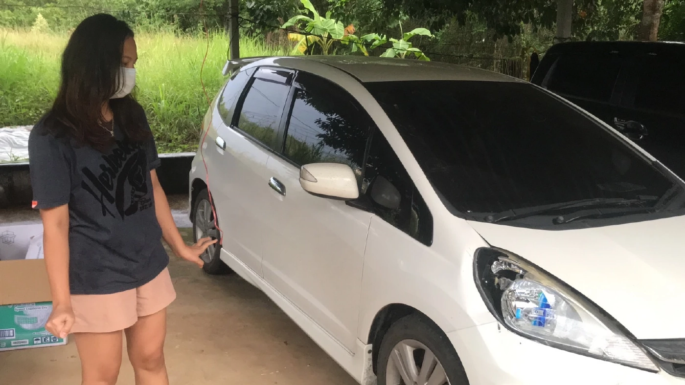 สาวเลยฟาดเคราะห์จอดรถใส่เกียร์ผิดรถไหลพุ่งชนบ้าน