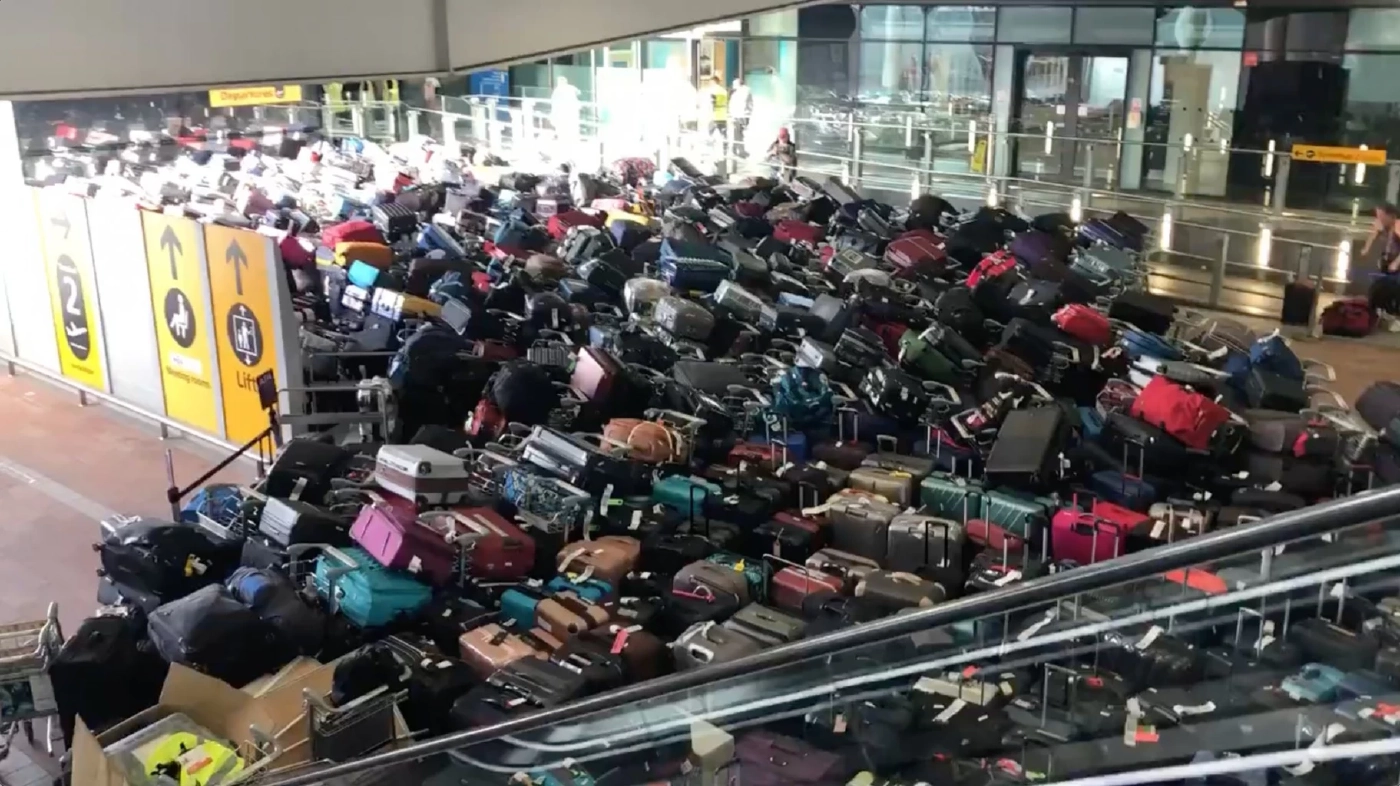 โดนสวดยับ!! กระเป๋าเดินทางกองเต็มสนามบินฮีทโธรว์ คนต่อคิวเช็กอินเพียบ