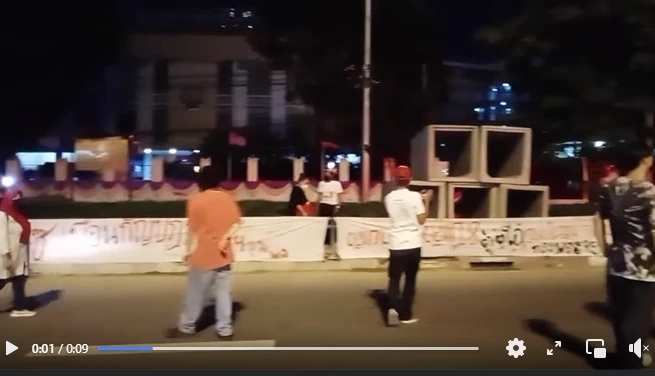 ม็อบทะลุแก๊ซสามเหลี่ยมดินแดงวันที่ 4 สุดจืด เขียนป้ายไล่ "บิ๊กตู่" ไร้ปะทะ