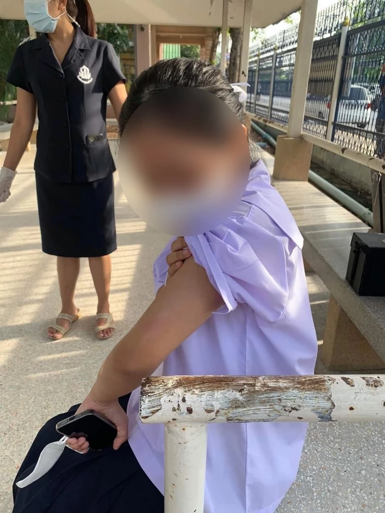 รุมประจาน "นศ.พยาบาล" ซิ่ง จยย.ชน "นักเรียนหญิง" ข้ามทางม้าลายบาดเจ็บ