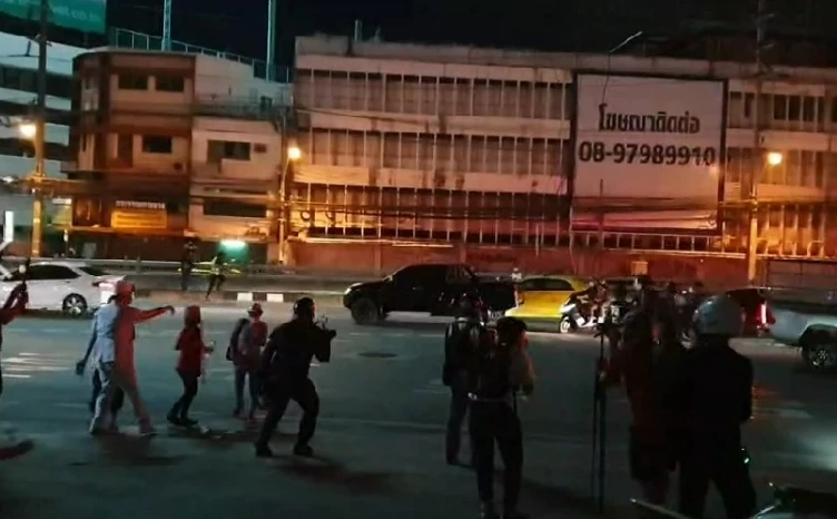 สด "ม็อบแยกดินแดง" รวมตัวทำกิจกรรม  คฝ.ตรึงกำลังควบคุมสถานการณ์ (ชมคลิป )