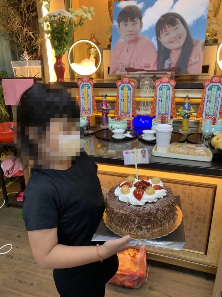 ครอบครัวสุดเศร้า“ลูกสาวล่ามมี่"ถือเค้กครบรอบวันเกิดไหว้แม่