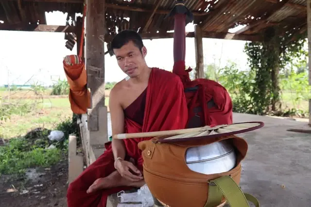 "หลวงพี่" สุดงงโดน 3 โจรบุกปล้นเงิน พร้อมขอคำอวยพรให้โชคดี 