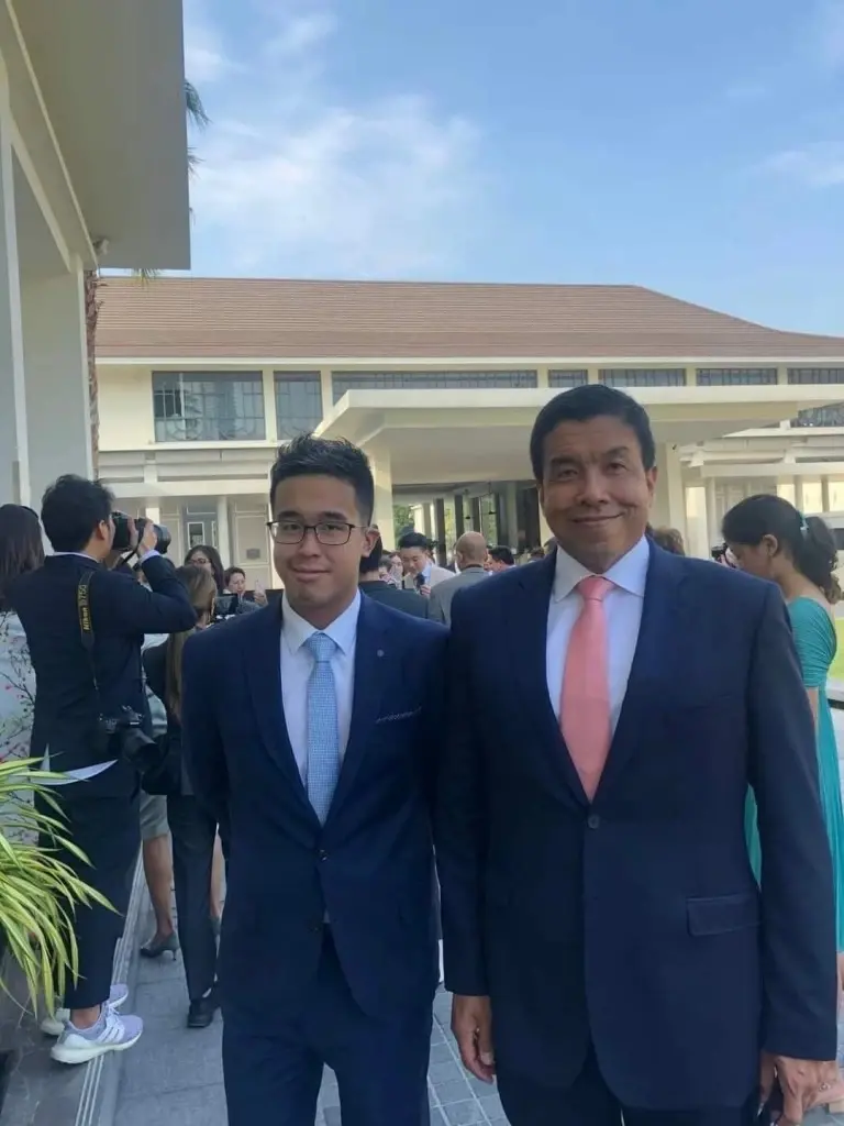รู้จัก”ชัชชาติ สิทธิพันธุ์” สะท้อนผ่าน ลูกชายผู้แข็งแกร่งที่สุดในปฐพี